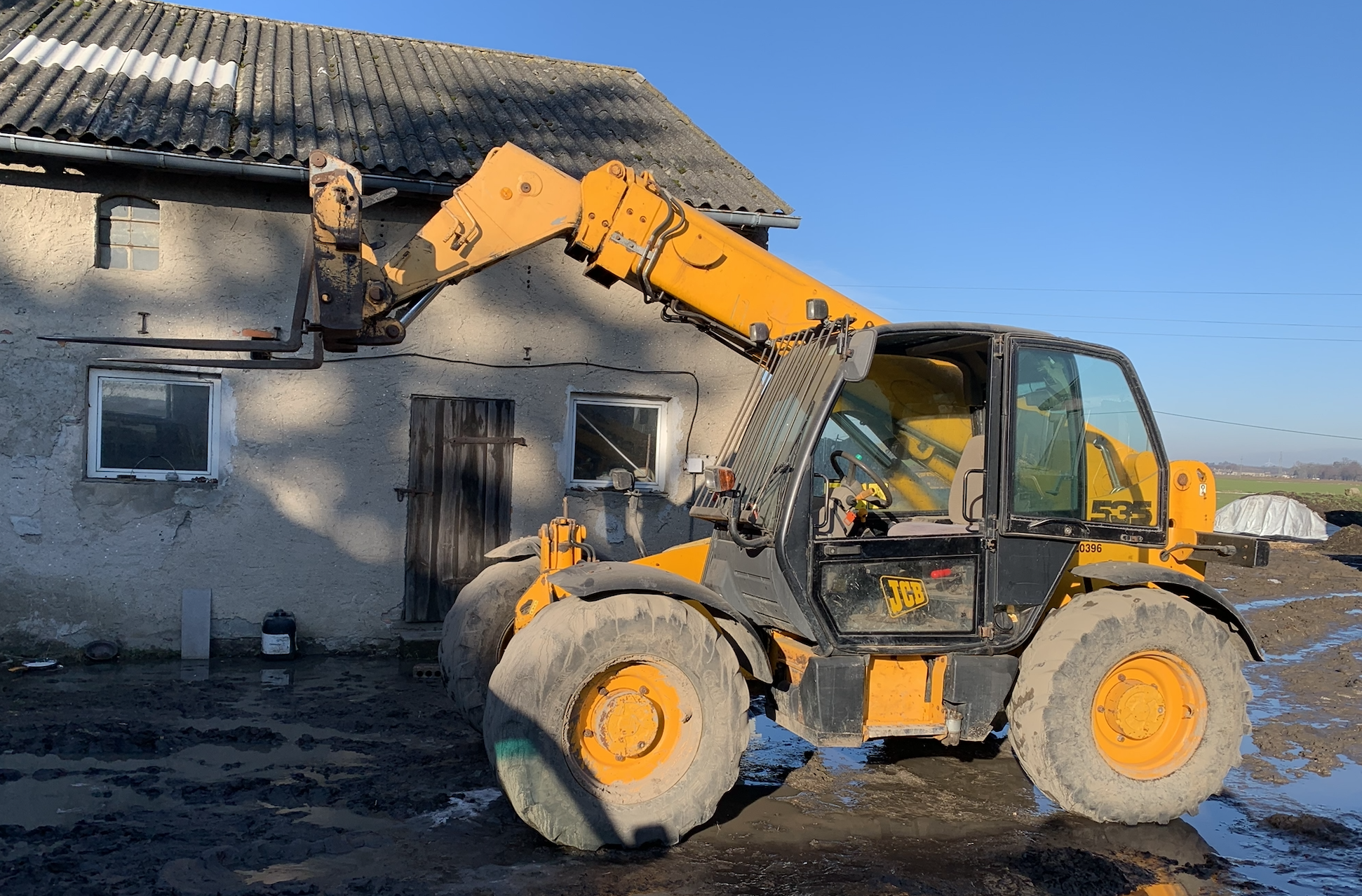 Ładowarka JCB sprawdza się podczas codziennych prac w gospodarstwie