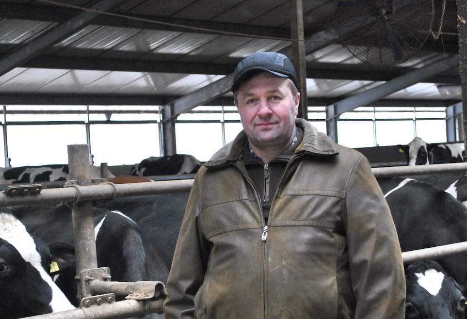 – W wozie poziomym pasza jest tak dobrze wymieszana i tak dobrze pocięta, że krowy pobierają paszę równomiernie i w zdecydowanie większej ilości – wyjaśniał Bogusław Ciupiński