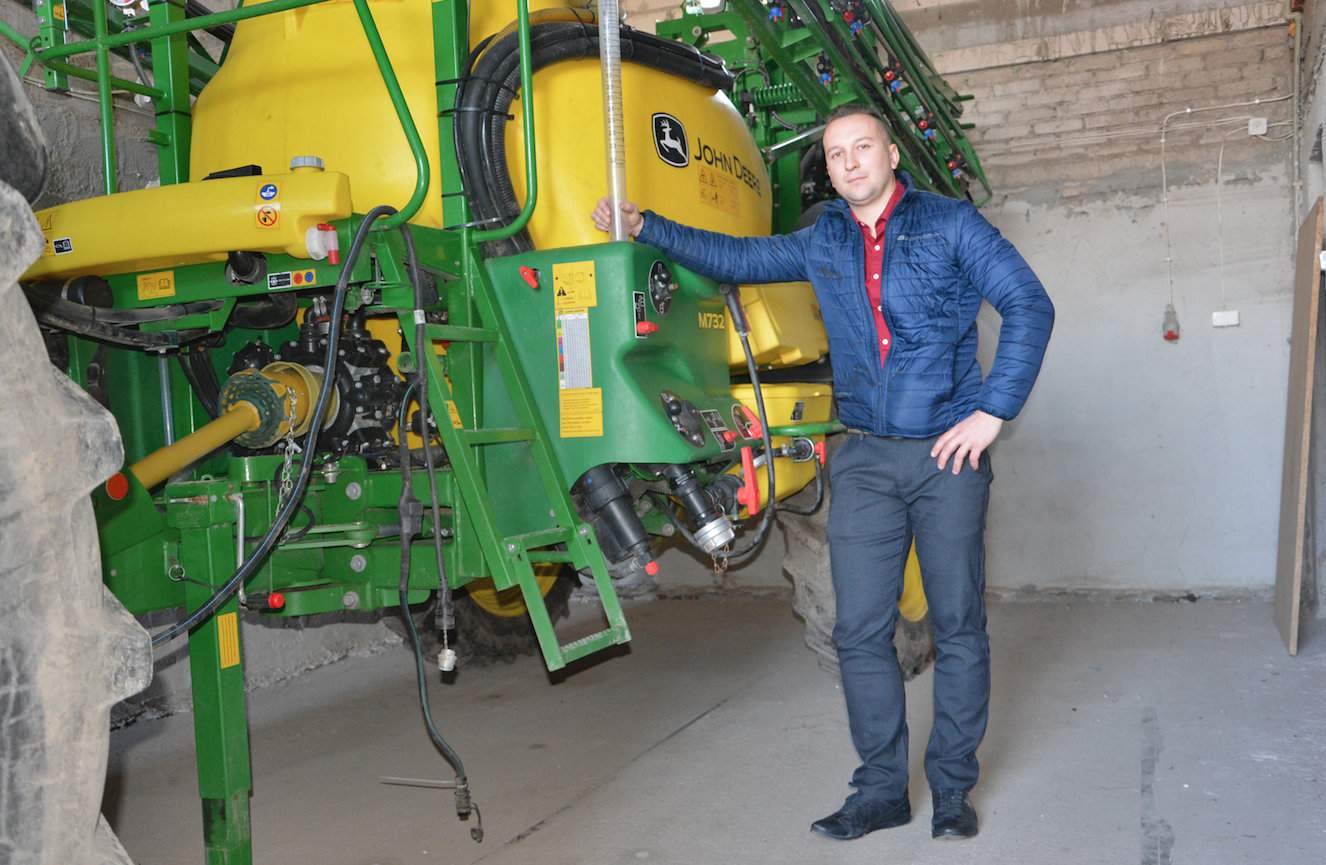 Nowy ubiegłoroczny nabytek Jakuba Kołtoniuka, tj. opryskiwacz John Deere, zmienił technologię nawożenia. Od ubiegłego sezonu na wiosenny strat oziminom podawany jest azot w formie RSM