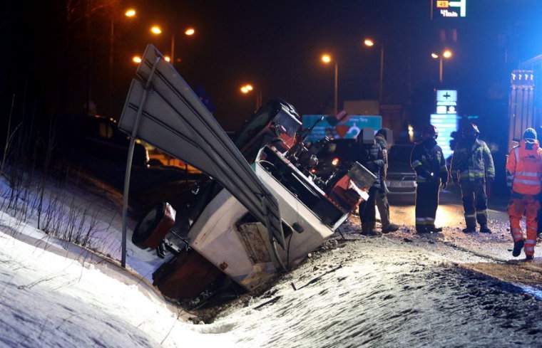 Mały karambol pod Nowym Targiem z udziałem 2 osobówek i ciągnika rolniczego