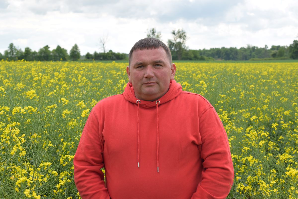 Rodzinne gospodarstwo państwa Tokarewiczów zlokalizowane jest w miejscowości Wilczęta w powiecie braniewskim. Prowadzi je pan Zbigniew z żoną Alicją oraz synami Wojtkiem i Kubą. Pomagają również rodzice właściciela Krystyna i Zdzisław. Gospodarstwo prowadzi produkcję roślinną i zwierzęcą. Rolnicy gospodarują na 75 ha, w tym 27 ha zbóż (pszenica 13 ha, pszenżyto 8 ha i 6 ha owsa), 10 ha kukurydzy, 13 ha rzepaku, pozostały areał to użytki zielone. Utrzymują ok. 160 sztuk bydła, z czego ok. 50 szt. to bydło mięsne w różnym wieku przeznaczone do opasu. Reszta to bydło mleczne w tym ok. 50 krów. Mleko odbiera Spółdzielnia Mleczarska Mlekovita.​
