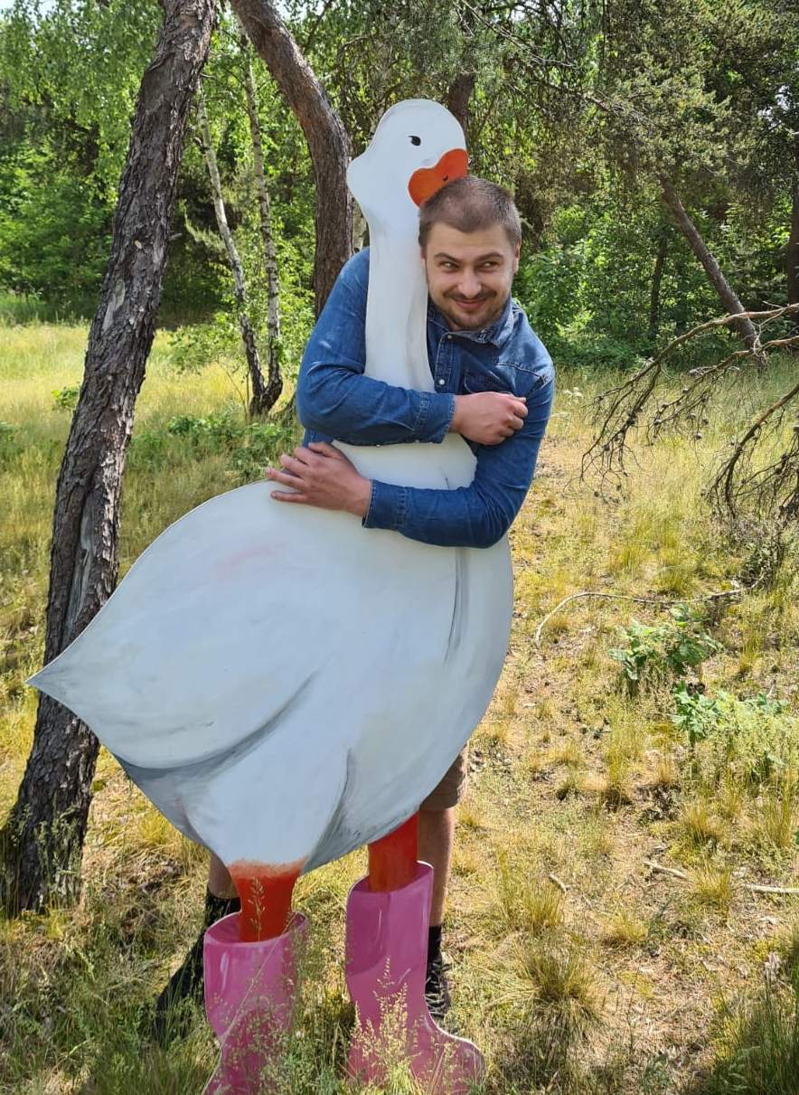 Prezes fundacji – Dawid Nowak – z gęsią Klementyną,  patronką tegorocznej edycji  wiejskich półkolonii