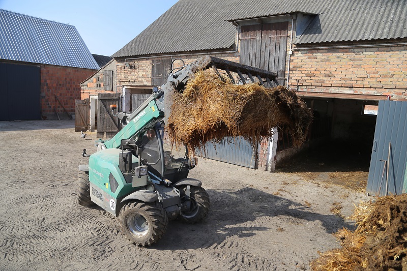 Mimo małych wymiarów, maszyna jest w stanie podnieść 1,45 t na wysokość 4,3 m, co jest bardzo dobrym wynikiem.