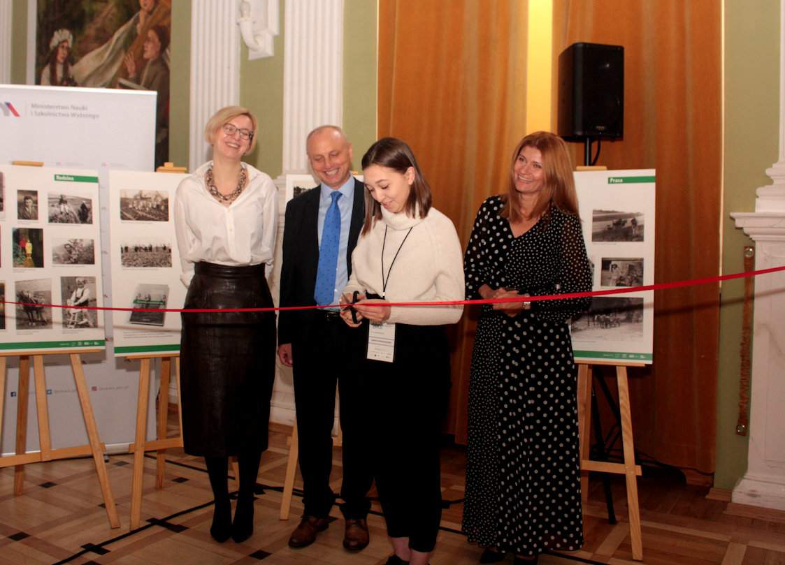 Agata Kołodziejska otwiera wystawę z Adamem Koziolkiem,  prezesem Polskiego Wydawnictwa Rolniczego, dr Sylwią Michalską (po lewej) i prof. Moniką Stanny, dyrektor IRWiR PAN