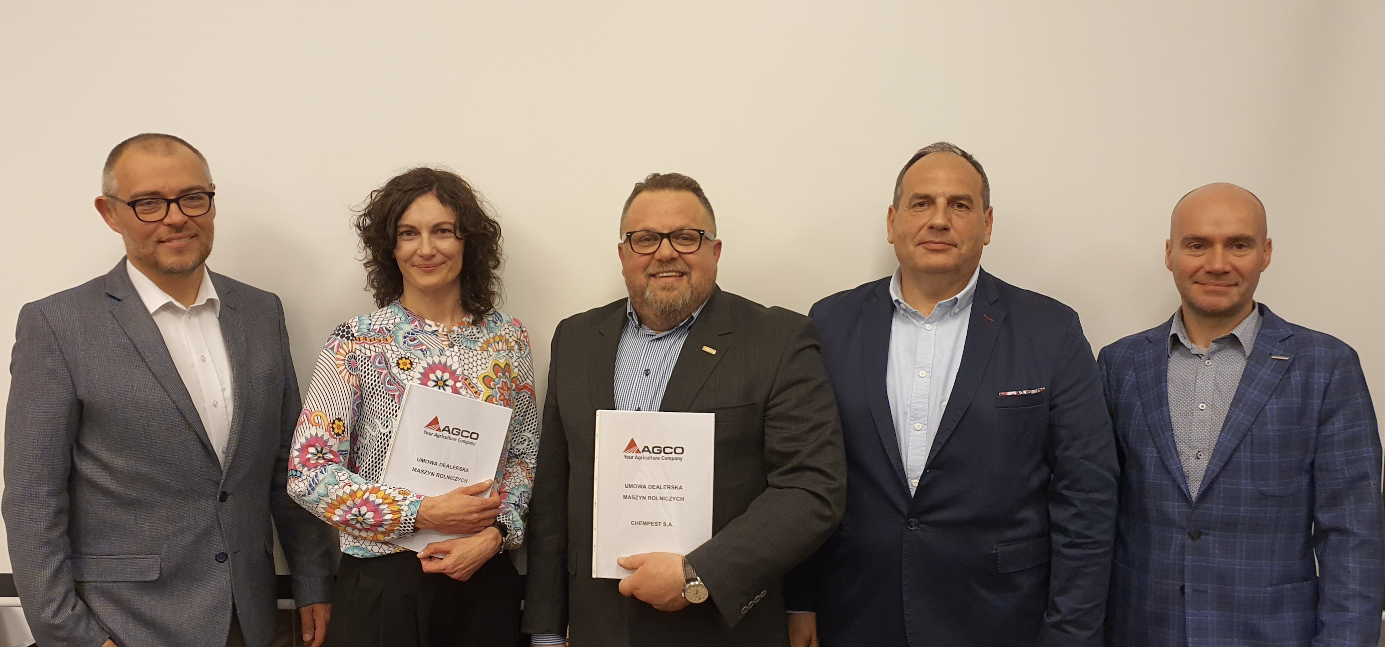 Na zdjęciu od lewej: Dariusz Lewandowski, National Sales Manager Valtra Poland, Maja Działoszyńska, Manager Distribution Management Poland w Agco Corporation, Maciej Koryzna, właściciel Chempest S.A., Andrzej Giemza, dyrektor działu maszyn Chempest S.A., Paweł Olech, Business Manager Fendt Poland