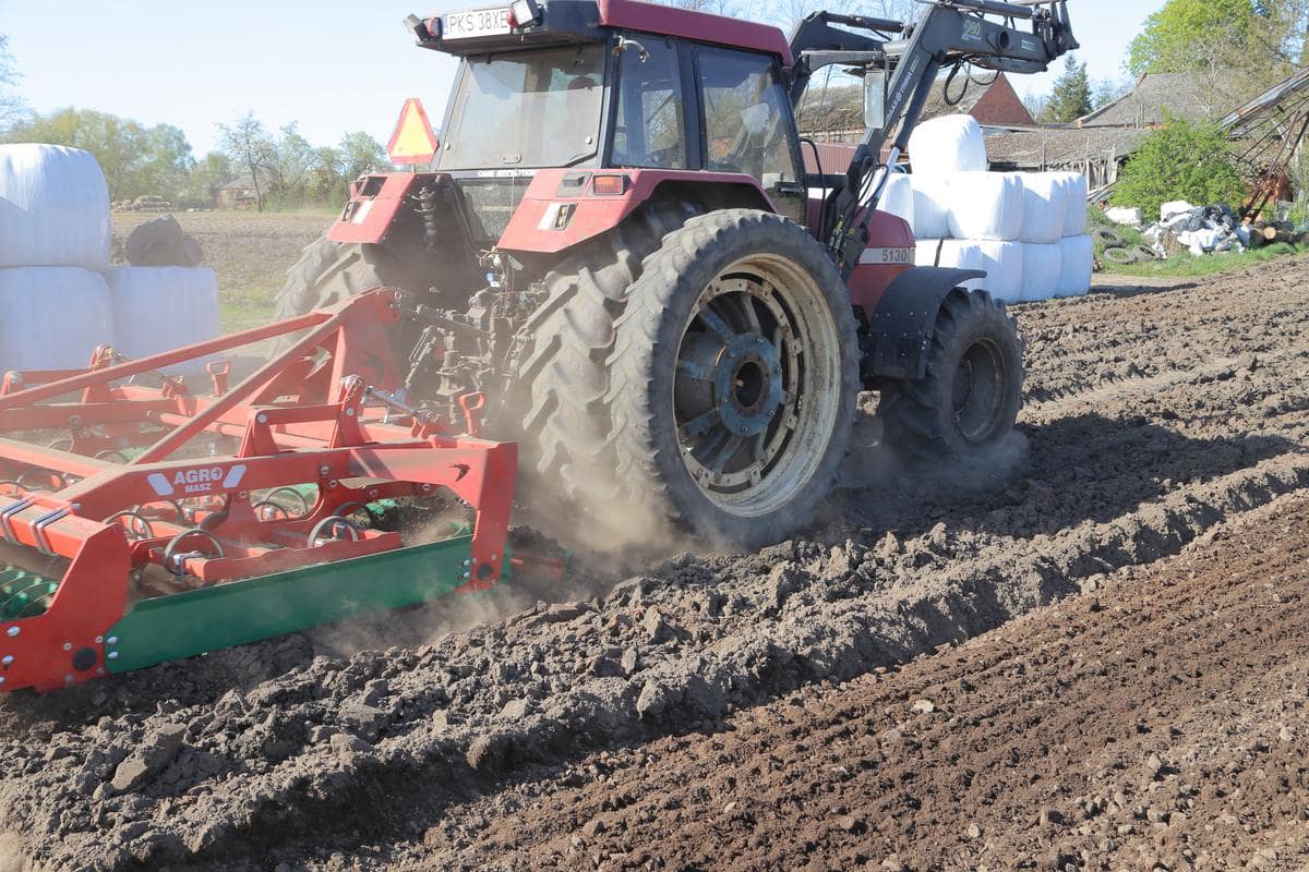 Pracowaliśmy na różnych stanowiskach, od piasków po zwięzłe gleby na głębokości 10 cm. Proste redlice dobrze spisały się po orce. W uproszczeniach lepsze będą gęsiostópki.