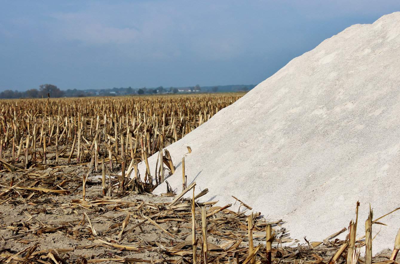 Wapno to przez wielu rolników niedoceniany produkt przyspieszający rozkład resztek pożniwnych. Więcej mówi się i pisze o dawce azotu na słomę. Może to najprostsze rozwiązanie, ale mniej próchniocotwórcze