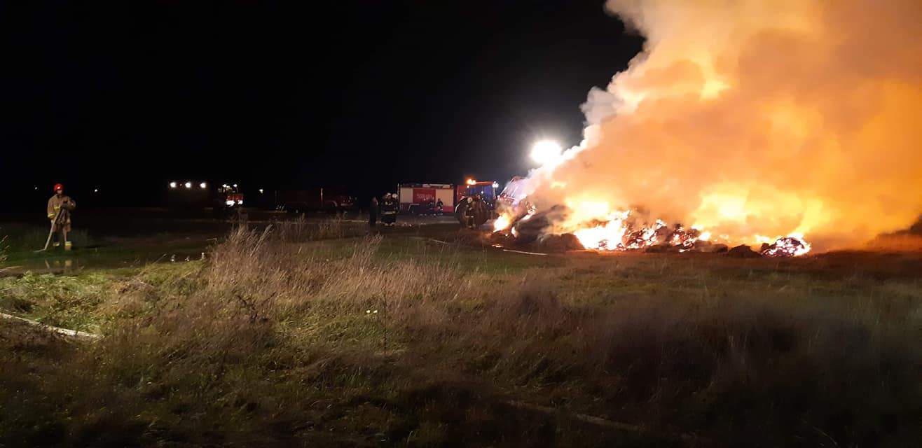 Akcja gaszenia stogu w Jaślanach trwała kilkanaście godzin