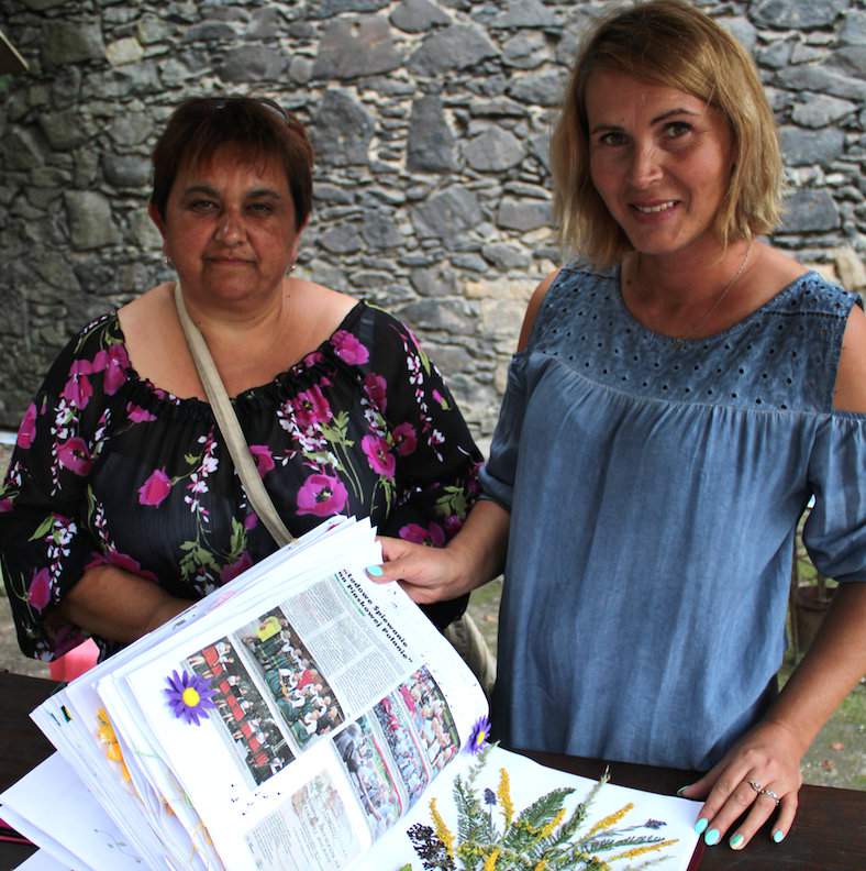 Aneta Bąk i Edyta Gądek (od lewej) wkładają wiele serca w kronikę swojego KGW, podobnie jak w pracę w nim