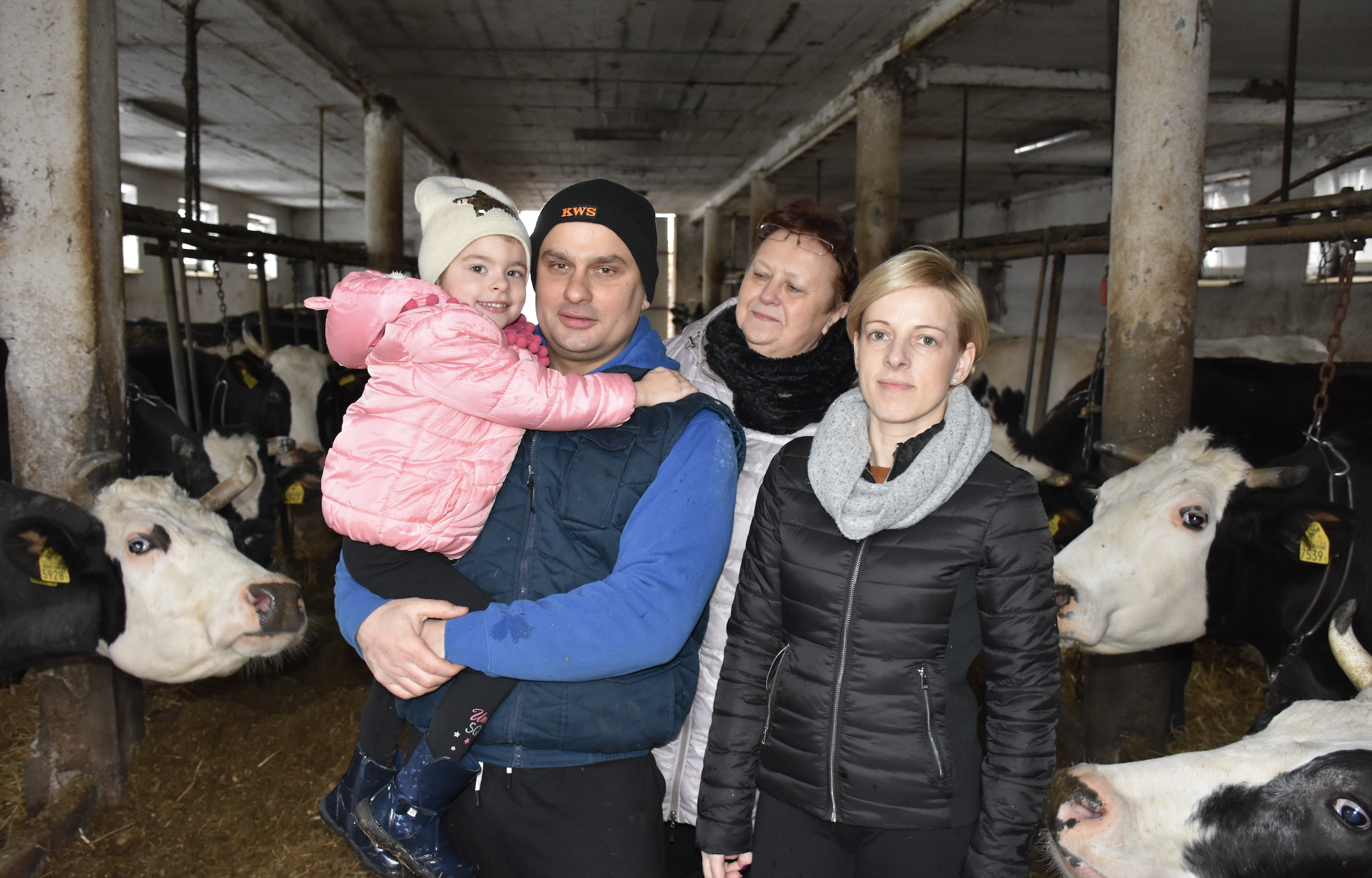 Anna i Przemysław Kolasowie gospodarują na 40 ha (10 ha własnych i 30 ha dzierżawy) we wsi Ruda (gm. Sieradz). Mają dwie córki: Zuzię i Kalinę. Uprawiają kukurydzę, pszenicę, mieszanki zbożowe oraz łąki. Utrzymują 70 sztuk bydła, w tym 33 krowy. Miesięcznie dostarczają ponad 22 tys. litrów mleka do Okręgowej Spółdzielni Mleczarskiej WART-MILK w Sieradzu. Stado od 10 lat objęte jest oceną użytkowości mlecznej, a średnia wydajność laktacyjna wynosi 8700 kg mleka. Na zdjęciu rodzina Kolasów wraz z Małgorzatą Jasek – kierownik działu skupu OSM WART-MILK (druga z prawej)