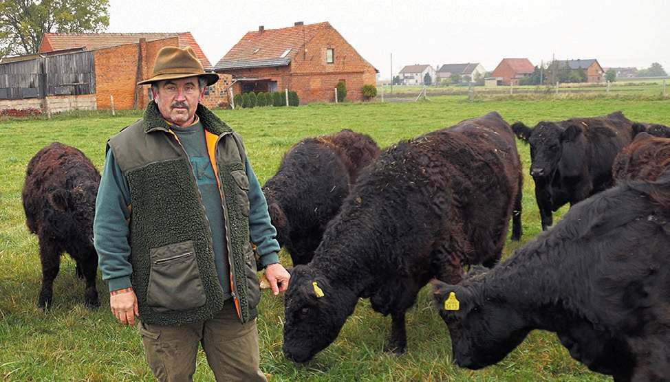 Antoni Kowol gospodaruje na 4 ha własnych oraz 40 ha dzierżawy w Żabińcu (gm. Kluczbork). Całość areału to łąki i pastwiska. Utrzymuje 80 sztuk bydła mięsnego rasy galloway w tym 40 krów mamek, a także ok. 100 owiec kameruńskich.