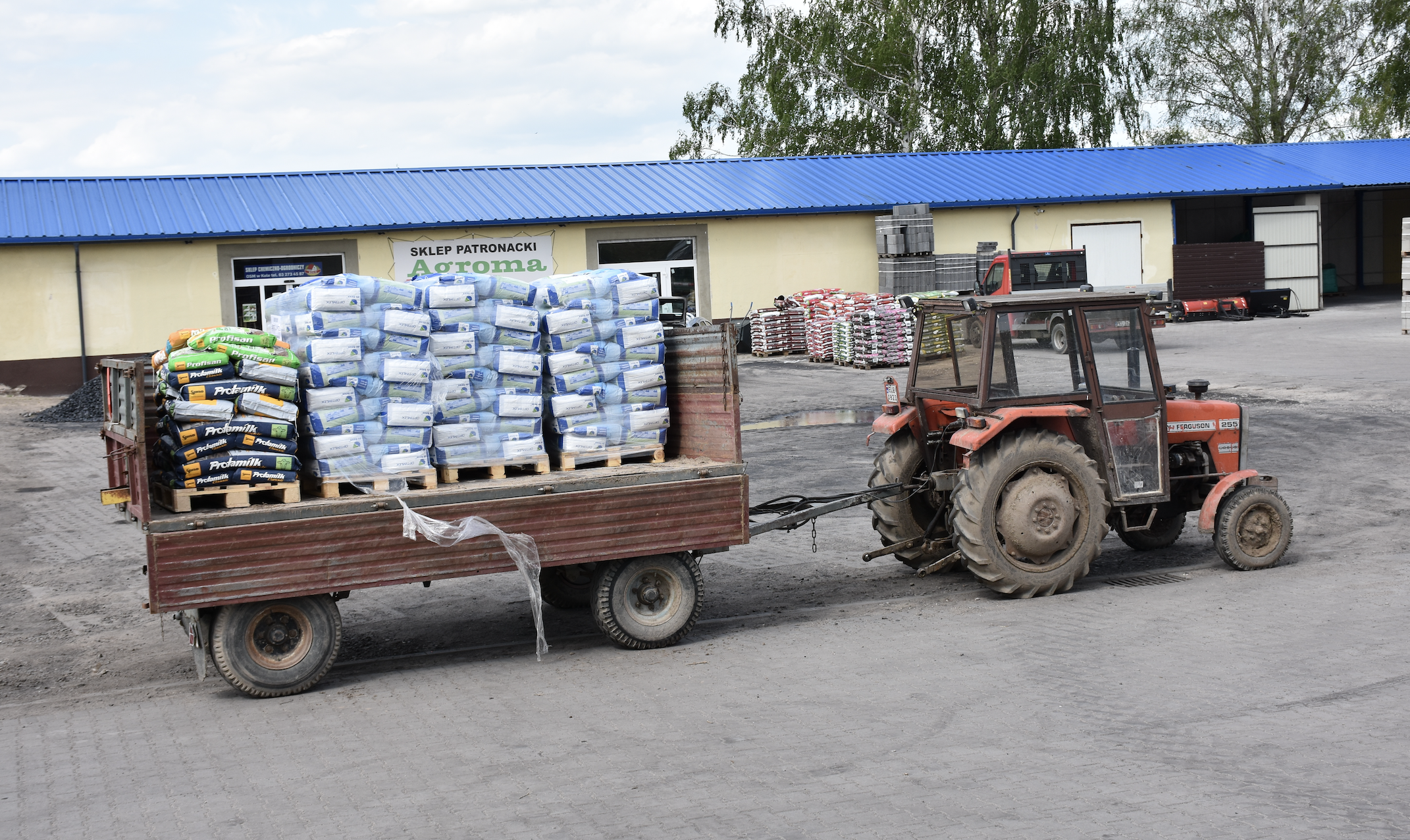 Taki transport paszy treściwej wystarczy na miesiąc w gospodarstwie Dawida Zawadzkiego