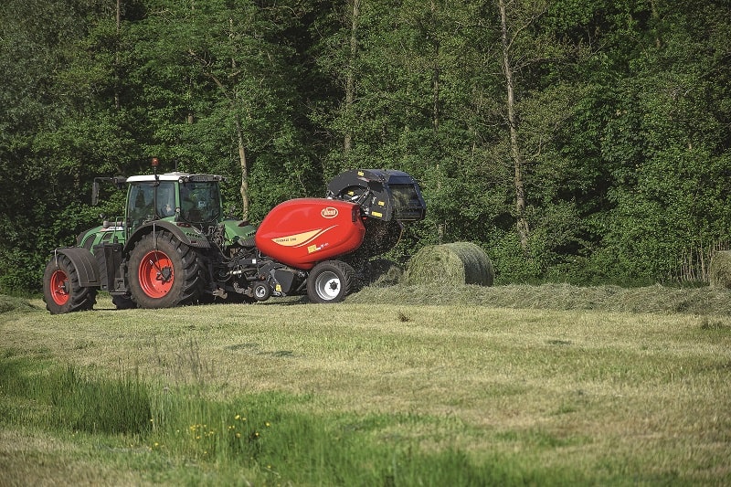 Bela formowana przez prasę stałokomorową ma miękki rdzeń, walce zagęszczają ją od strony zewnętrznej do środka.