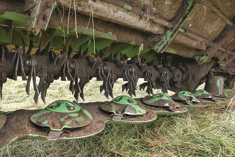 Belka kosząca Perfect Cut jest konstrukcją Samaszu. Palce spulchniacza wykonane są z metalu o grubości 8 mm.