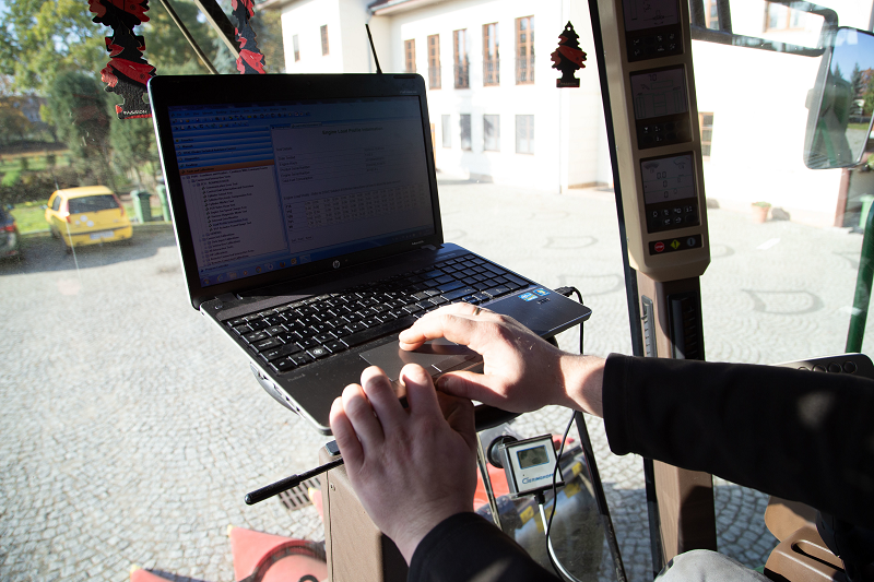 Biegły w programach mechanik, który łączy wiedzę mechaniczną, elektryczną i informatyczną to skarb.