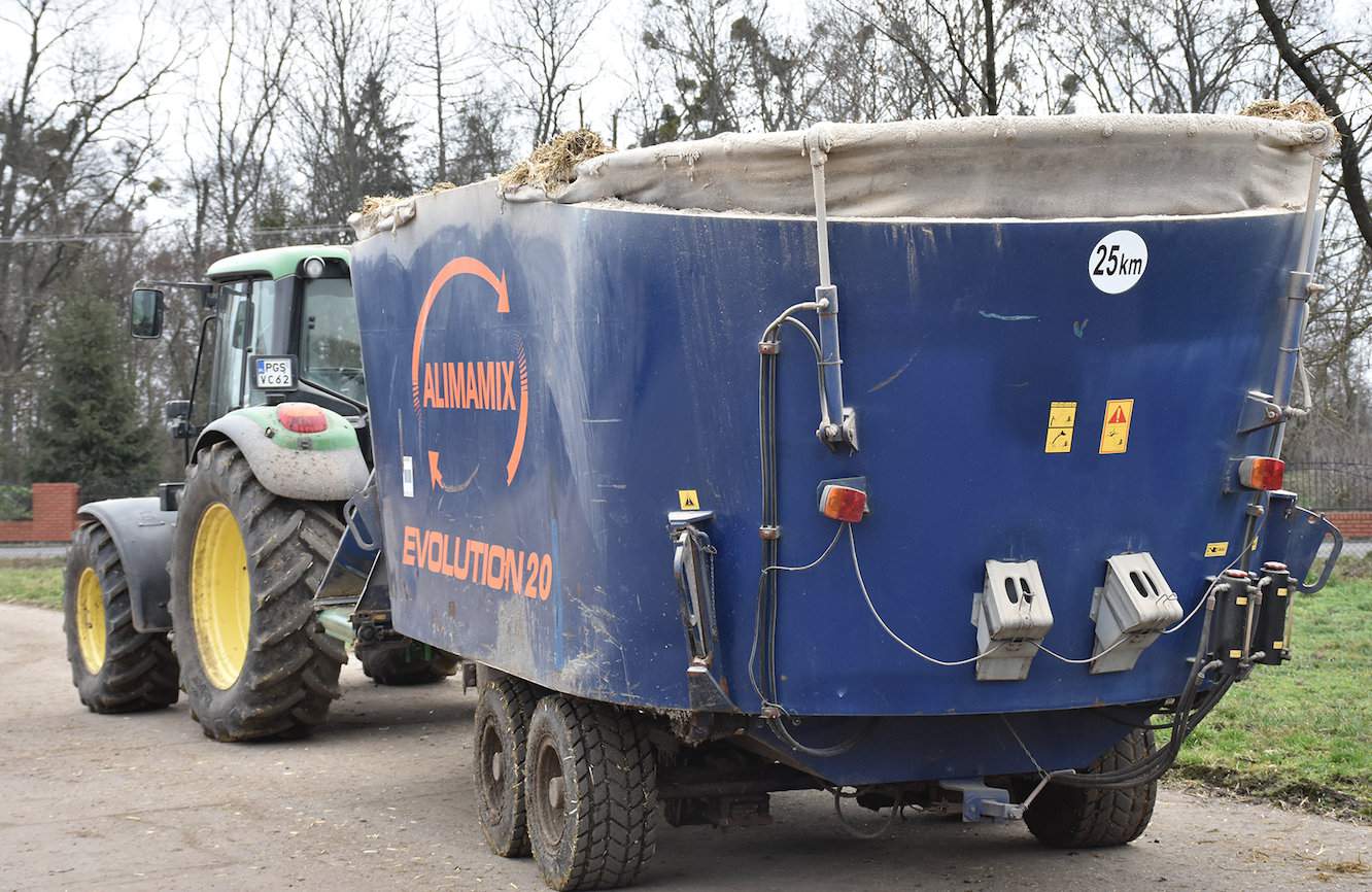 Wóz paszowy Alimamix wyposażono w funkcjonalny system regulacji wysokości ścian wozu, aby mógł wjechać także do starszych i niższych obór