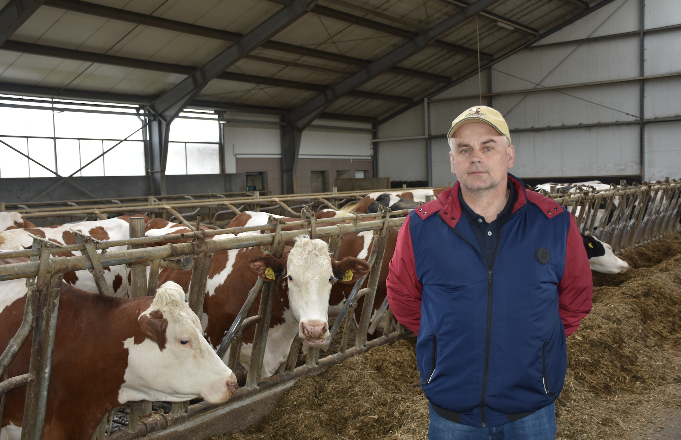 Lucjan Rogaś gospodaruje z żoną Beatą oraz synem Łukaszem na 59 ha, w tym 23 ha własnych we wsi Wrząca Wielka (gm. Koło). Uprawia kukurydzę, lucernę i trawy. Utrzymuje 147 sztuk bydła rasy montbeliarde, w tym 70 krów. Rocznie dostarcza 600 tys. l mleka do Okręgowej Spółdzielni Mleczarskiej w Kole.