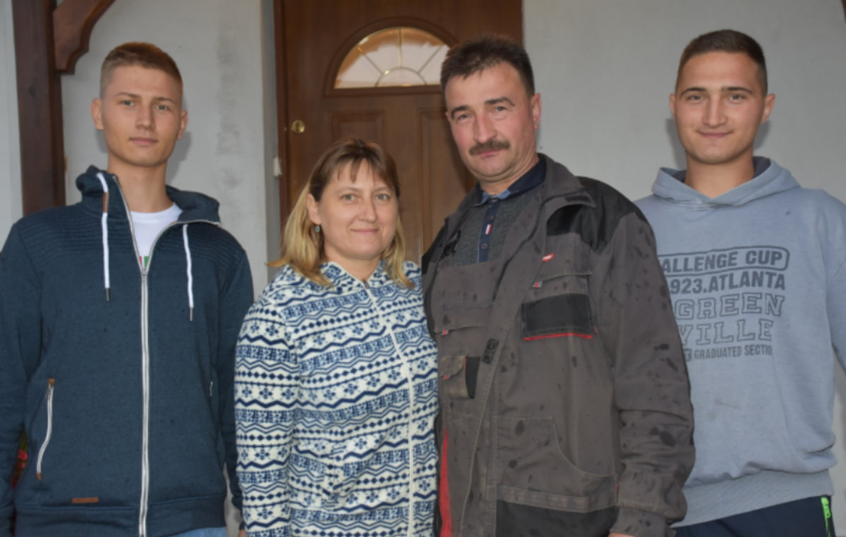 Małgorzata i Zbigniew Augustynowie wraz z synami Miłoszem i Bartoszem prowadzą w miejscowości Osieczek w powiecie wąbrzeskim 37-hektarowe gospodarstwo. Do niedawna produkcja była wielokierunkowa, utrzymywane było zarówno bydło opasowe, jak i trzoda chlewna. Niskie ceny żywca wieprzowego spowodowały, że utrzymanie świń w gospodarstwie zostało zawieszone. Obecnie utrzymywanych jest 14 krów bydła mięsnego rasy limousin. Łącznie stado liczy ponad 40 szt. bydła. Po tym jak produkcja trzody chlewnej została zawieszona, liczba krów ma być zwiększona do 25 szt. Przy gospodarstwie prowadzona jest także rolnicza działalność gospodarcza. Dystrybuowane są surowce i dodatki paszowe renomowanych producentów. Działa także sklep z produktami ogrodniczymi. Zbigniew Augustyn jest przewodniczącym powiatowej izby rolniczej w Wąbrzeźnie.