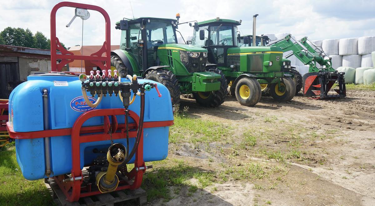 Jedną z pasji Krzysztofa Wilczewskiego są ciągniki marki John Deere. Najstarszy model (widoczny na zdjęciu rodzinnym) pochodzi z 1962 roku i jest w pełni sprawny, więc jeszcze wykorzystywany do niektórych prac