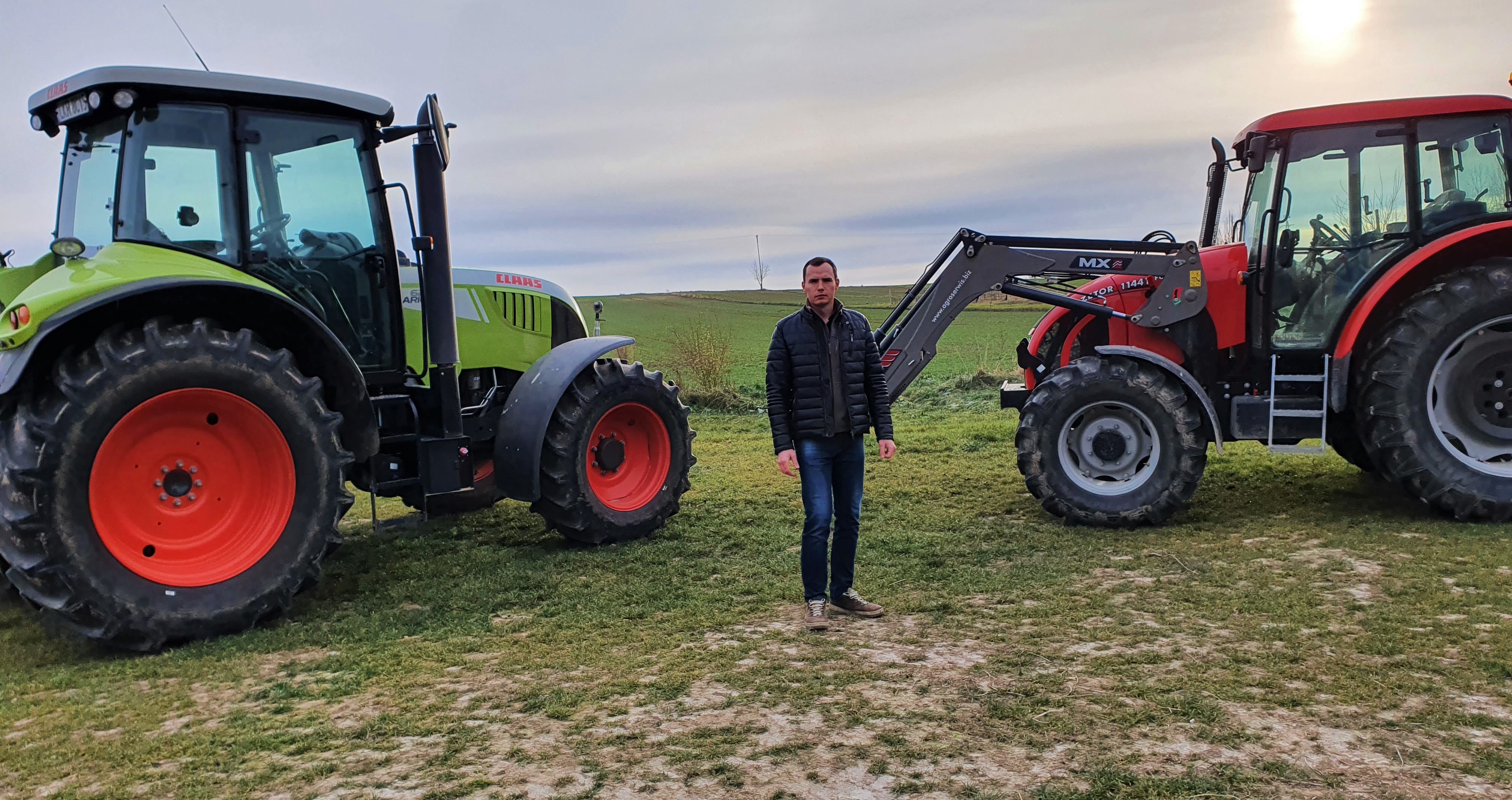 Park maszynowy gospodarstwa przeszedł w ostatnich latach praktycznie całkowitą modernizację. Pojawiły się m.in. nowe ciągniki Claas Arion (150 KM) i Zetor Forterra z ładowaczem (110 KM)