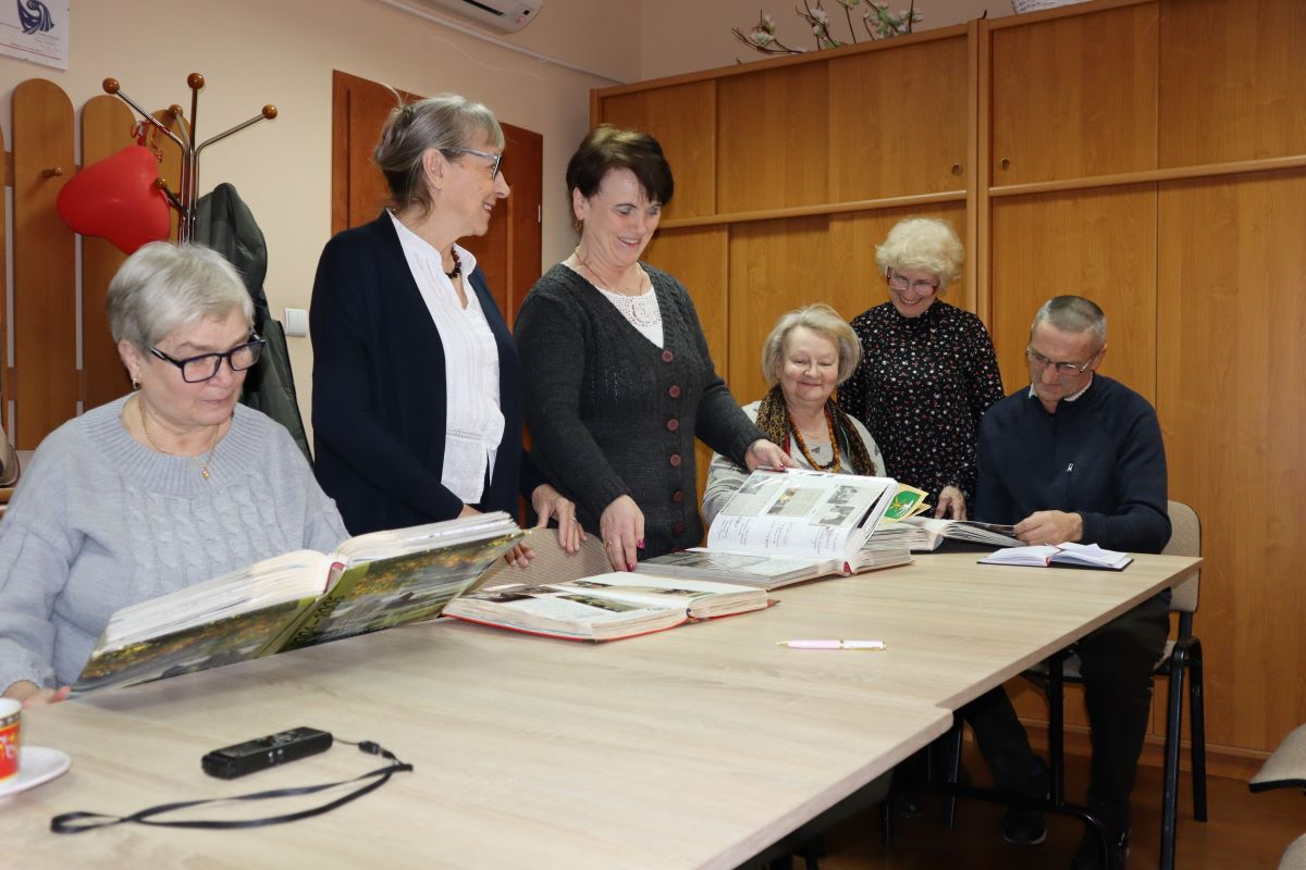 Na chwilę przed środową próbą zespołu. Od lewej: Irena Olech, Marta Król, Teresa Ciosmak, Maria Mędrek, Maria Jeremiejew i Aleksander Czarny