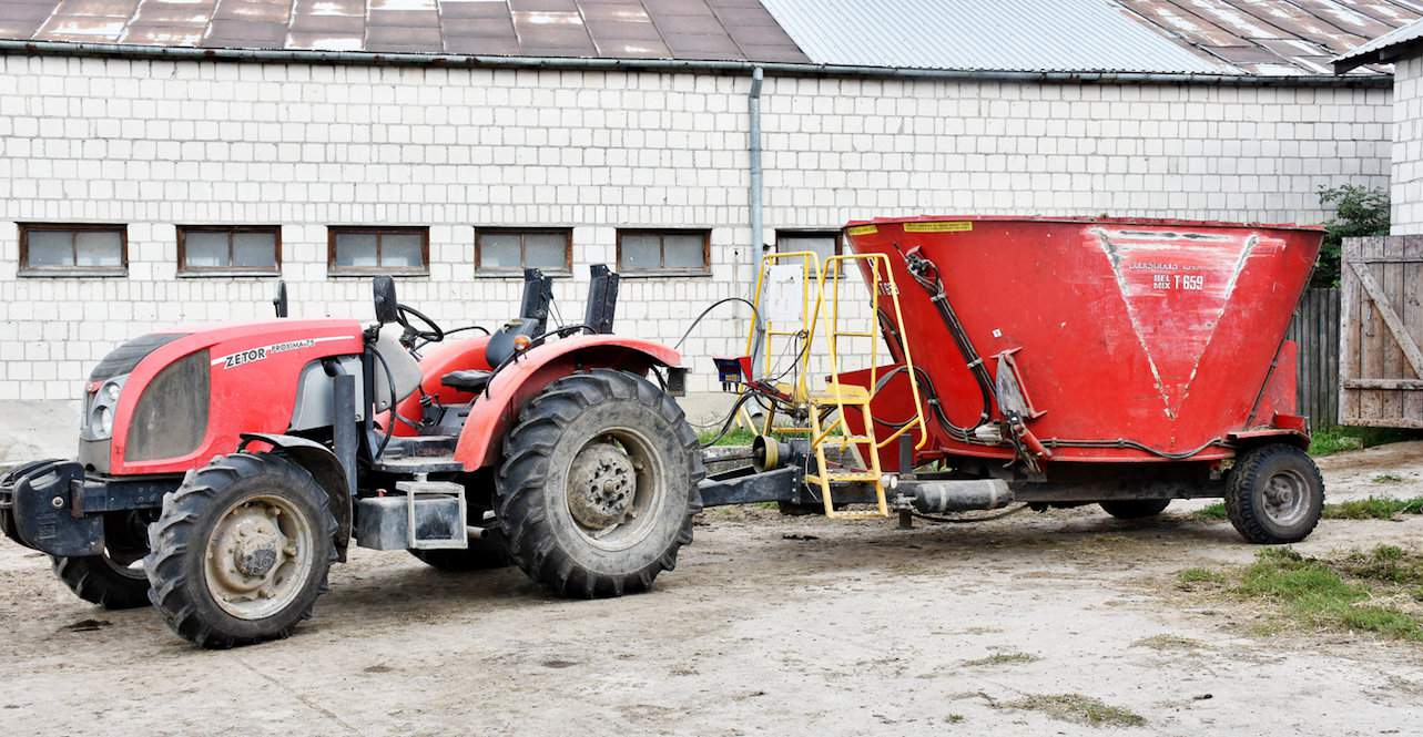 Dłuższy i niższy niż standardowo wóz paszowy Metal-Facho oraz Zetor bez kabiny
