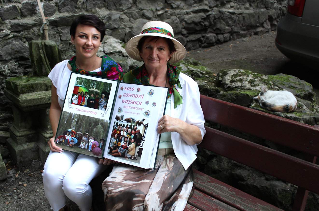 Danuta Wójcik i Krystyna Skwarowska (od lewej)  z KGW w Rakowicach Wielkich postawiły w swojej kronice na fotografie