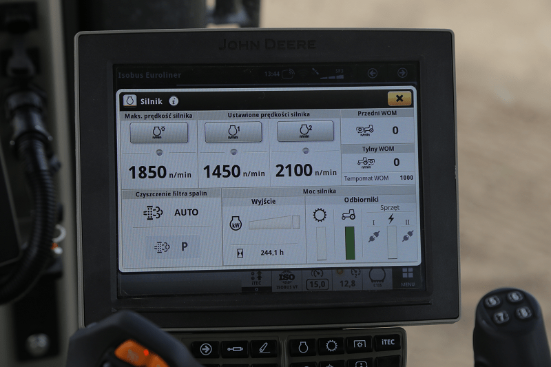 W skrzyni eAutoPowr w nowym John Deere 8R 410 za płynną zmianą zmiany zakresów odpowiada silnik elektryczny. Menu obsługi rozszerzonej o parametr uzysku energii z generatora.