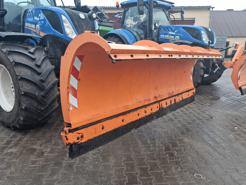 Do odśnieżenia całej szerokości dróg potrzebnych są często dwa przejazdy hydraulicznie sterowanym pługiem