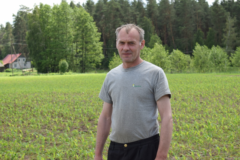 Mirosław Gromadzki prowadzi gospodarstwo rolne w miejscowości Niedźwiedź, (gmina Myszyniec pow. ostrołęcki). Specjalizuje się w produkcji mleka, więc struktura zasiewów całkowicie podporządkowana jest pod potrzeby stada. Powierzchnia gospodarstwa wraz z dzierżawami liczy ok. 100 ha, w tym 35 ha zajmuje kukurydza, 9 ha – lucerna, a pozostały areał stanowią użytki zielone. Stado bydła liczy 140 sztuk, w tym 80 krów. Hodowca jest dostawcą Okręgowej Spółdzielni Mleczarskiej w Piątnicy.