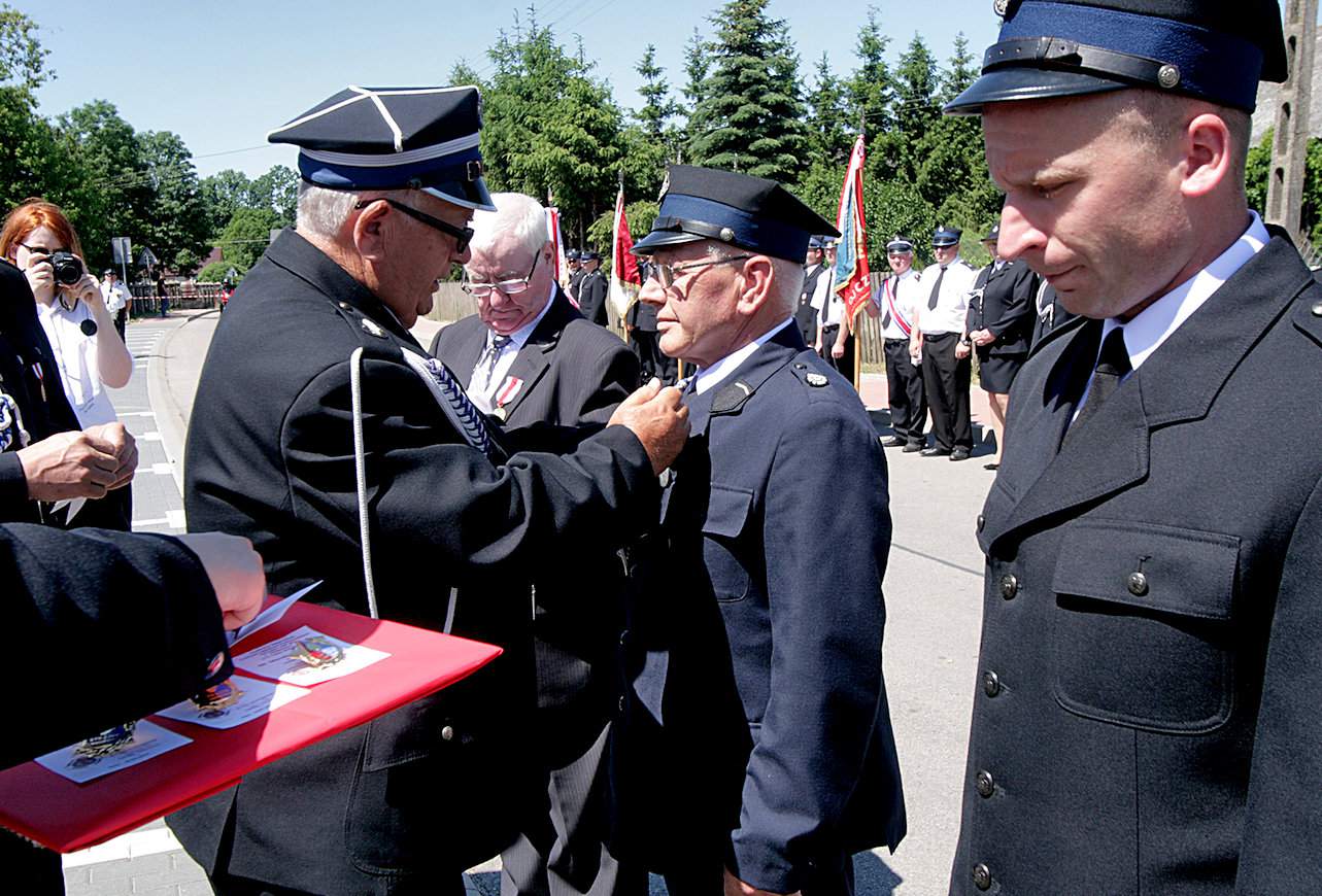 Druh Andrzej Wyszogrodzki, wiceprezes zarządu wojewódzkiego ZOSP odznacza dh. Tadeusza Zakrzewskiego, Andrzeja Gniazdowskiego i Krzysztofa Szabłowskiego
