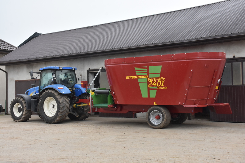 Dwuślimakowy paszowóz Strautmann Verti-Mix 2401 Double o pojemności 24 m3 współpracuje z ciągnikiem New Holland o mocy 140 KM