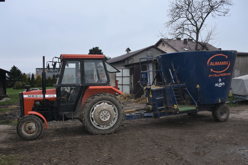 Dzięki dwustopniowej przekładni, w jaką wyposażony jest paszowóz o pojemności 10 m3, można wykorzystać do jego napędzania mniejszy ciągnik. W tym przypadku jest to Ursus 3512 o mocy 48 KM