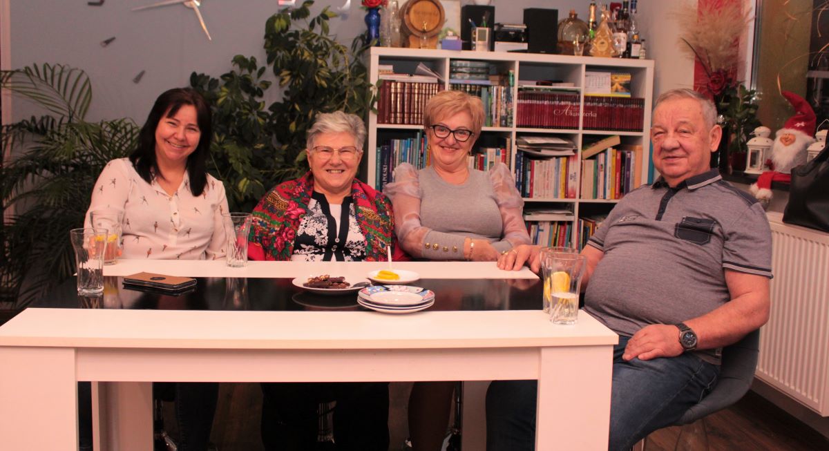 Od lewej: Krystyna Adamenko, Roma, Krystyna i Józef. Niewykluczone, że już za chwilę Józek w swoim telefonie przeczyta, że następnego dnia trzeba podwieźć Romę do lekarza. I wiemy, że zrobi to z radością