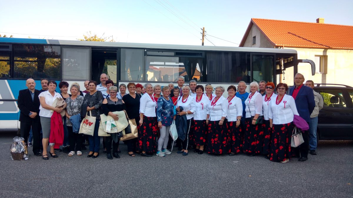 Kiedy wyjeżdża większa grupa – na przeglądy czy festiwale – można zamówić autokar. Ale do pojedynczych kursów na zakupy czy do lekarza przyda się nowy projekt sieniawskiej fundacji