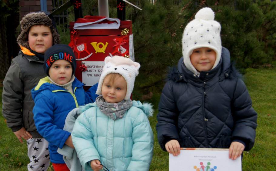 Skrzynka na listy do Świętego Mikołaja jest obecnie największą atrakcją we wsi