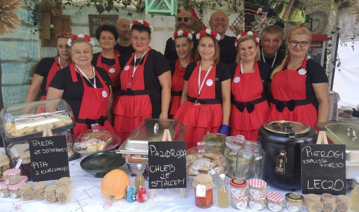 – Z powodzeniem łączą tradycję z nowoczesnością. Lepią pierogi, gotują pazibrodę, ale doskonale przyrządzają też lekkie przekąski – np. tartę ze szpinakiem