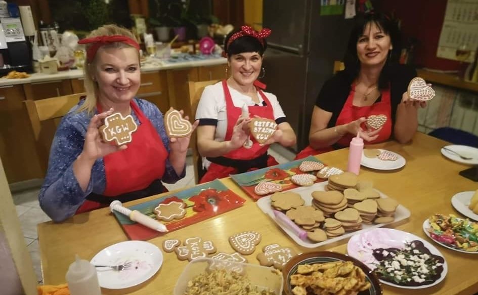 Pieczenie i ozdabianie pierników to już tradycja w "Czterech Stronach". W tym roku gospodynie ponownie spotkają się, by przygotować korzenne, świąteczne ciasteczkaPieczenie i ozdabianie pierników to już tradycja w "Czterech Stronach". W tym roku gospodynie ponownie spotkają się, by przygotować korzenne, świąteczne ciasteczka