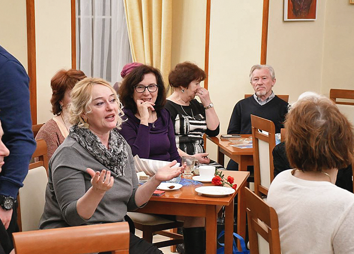 Spotkania literackie upływają w życzliwej atmosferze. Dają też możliwość wymiany zdań, rozwoju. – Zapraszamy osoby posiadające artystyczne pasje oraz tych, którzy po prostu chcą przeżyć coś więcej – mówi opiekunka grupy Urszula Pantoła (na zdjęciu pierwsza z lewej)