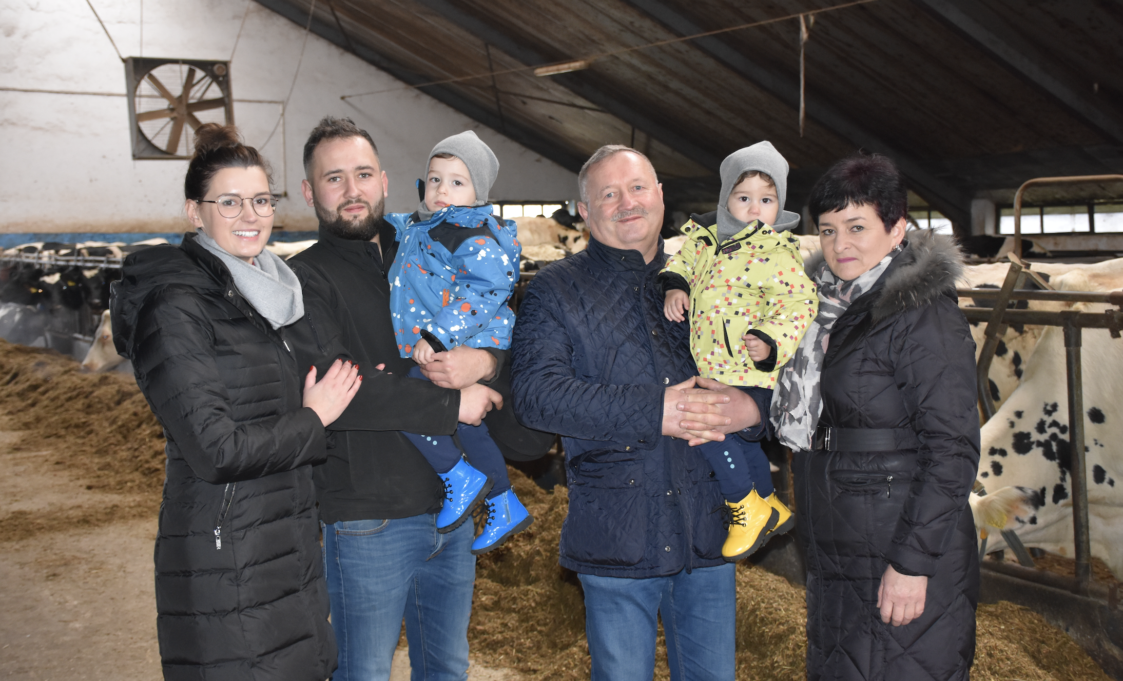 Izabela i Marek Niestępscy ze wsi Bobino-Grzybki (pow. makowski) gospodarują z synem Michałem i synową Patrycją, którzy mają dwuletnich synów bliźniaków: Witka i Antka. Rolnicy zbierają plony ze 120 ha własnych i 40 ha dzierżawy. Uprawiają kukurydzę, trawy, lucernę i zboża. Utrzymują 160 sztuk bydła, w tym 88 krów. Mleko w ilości 700 tys. l rocznie dostarczają do Mlekomy w Pszasnyszu. Średnia wydajność od krowy liczona z oceny użytkowości mlecznej wynosi ok. 10 tys. kg mleka.