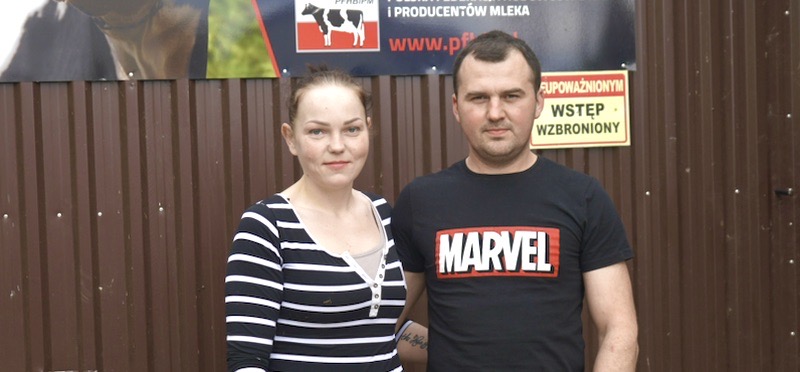 Katarzyna i Marcin Rożkowie (na zdjęciu z synkiem Antosiem – jednym z czworga dzieci) gospodarują w miejscowości Zalesie, w gminie Brusy, w powiecie chojnickim. Rolnicy uprawiają 50 ha ziemi (w tym 10 ha dzierżawionych). 17 ha gruntów przeznaczane jest rokrocznie pod uprawę kukurydzy na kiszonkę, 22 ha zajmują użytki zielone, a pozostały areał stanowią uprawy zbożowe. Młodzi hodowcy są dostawcami Spółdzielczej Mleczarni Spomlek – Oddział Chojnice, do którego sprzedają około 40 tys. litrów mleka miesięcznie.