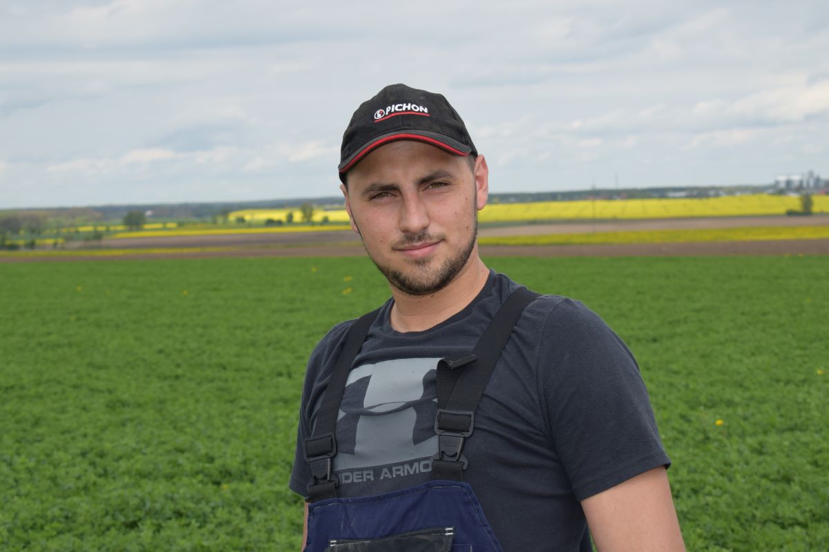 Krzysztof Kaźmieruk z żoną Renatą oraz synami Krystianem (na zdjęciu) i Patrykiem prowadzi gospodarstwo rolne w miejscowości Szwaruny w powiecie bartoszyckim (gmina Bartoszyce). Gospodarstwo specjalizuje się w produkcji mleka. Areał gospodarstwa to ok. 100 ha, w tym 30 ha kukurydzy, 13 ha pszenicy ozimej, 13 ha lucerny w czystym siewie, pozostały to mieszanki traw. Stado bydła liczy ok. 212 sztuk, w tym ok. 100 krów. Mleko odbiera Spółdzielnia Mleczarska MLEKPOL w Grajewie.