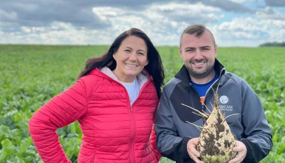 Agnieszka Tołłoczko i Norbert Pęczkowski z firmy Procam, który czuwał nad ochroną i odżywieniem plantacji. Dzięki temu plantacja na początku września wygląda wzorcowo i zdrowo. Teraz wszyscy czekają tylko na cukier