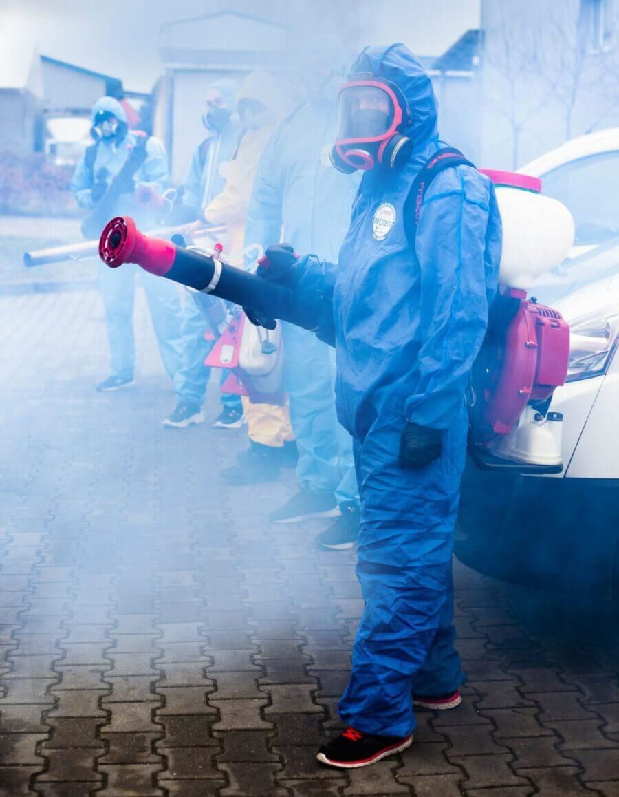 Ze względu na toksyczność stosowanych w fumigacji preparatów, zabieg powinny przeprowadzać wyłącznie osoby, które przeszły odpowiednie przeszkolenie