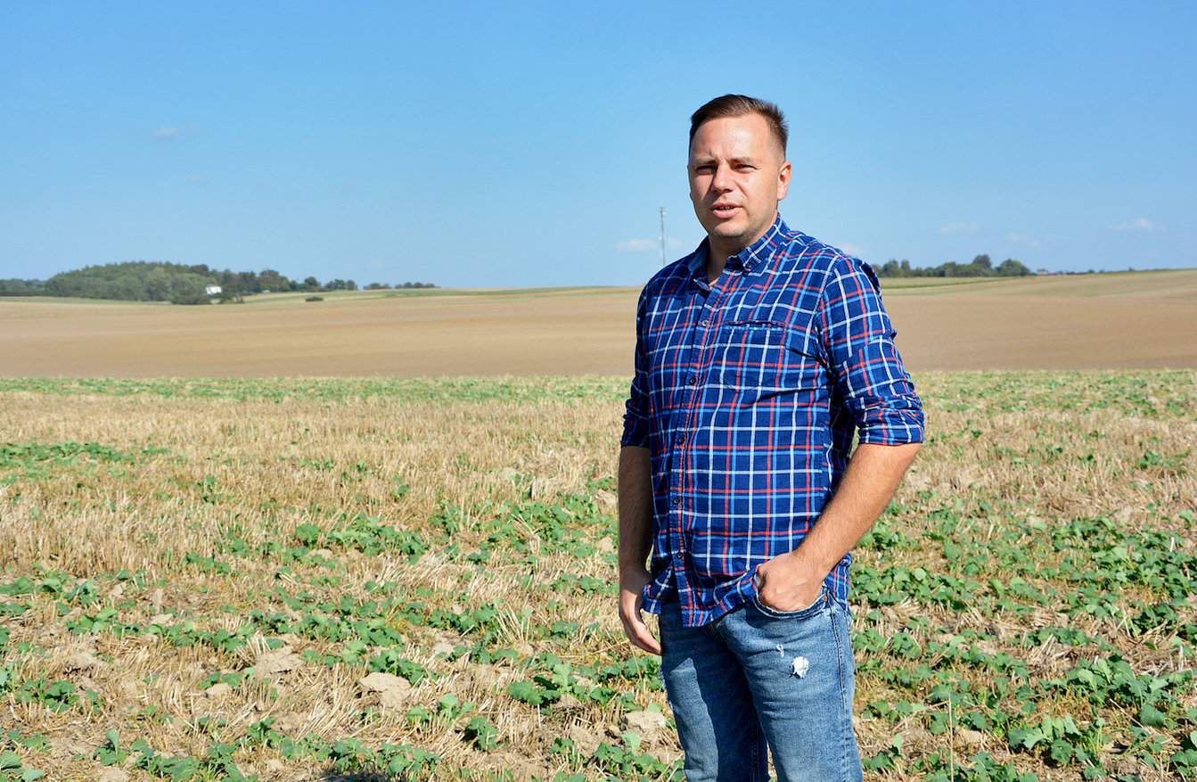 Marcin Baj podkreśla, że sezon nie był dobry dla buraków cukrowych. W czasie naszej wizyty plantator pesymistycznie zakładał, że plon nie przekroczy 60 t/ha. Mylił się. 2 października otrzymaliśmy informację, że średni plon wyniósł 60,11 t/ha, polaryzacja 15,2% przy zanieczyszczeniu 8,72% 