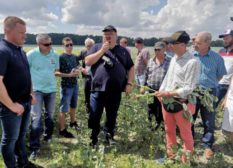 Dr hab. Tomasz Piechota z Uniwersytetu Przyrodniczego w Poznaniu podczas spotkania polowego, które odbyło się 19 czerwca 2020 r. w gospodarstwie Romana i Andrzeja Pauperowiczów w miejscowości Nowa Karczma (pow. bartoszycki)