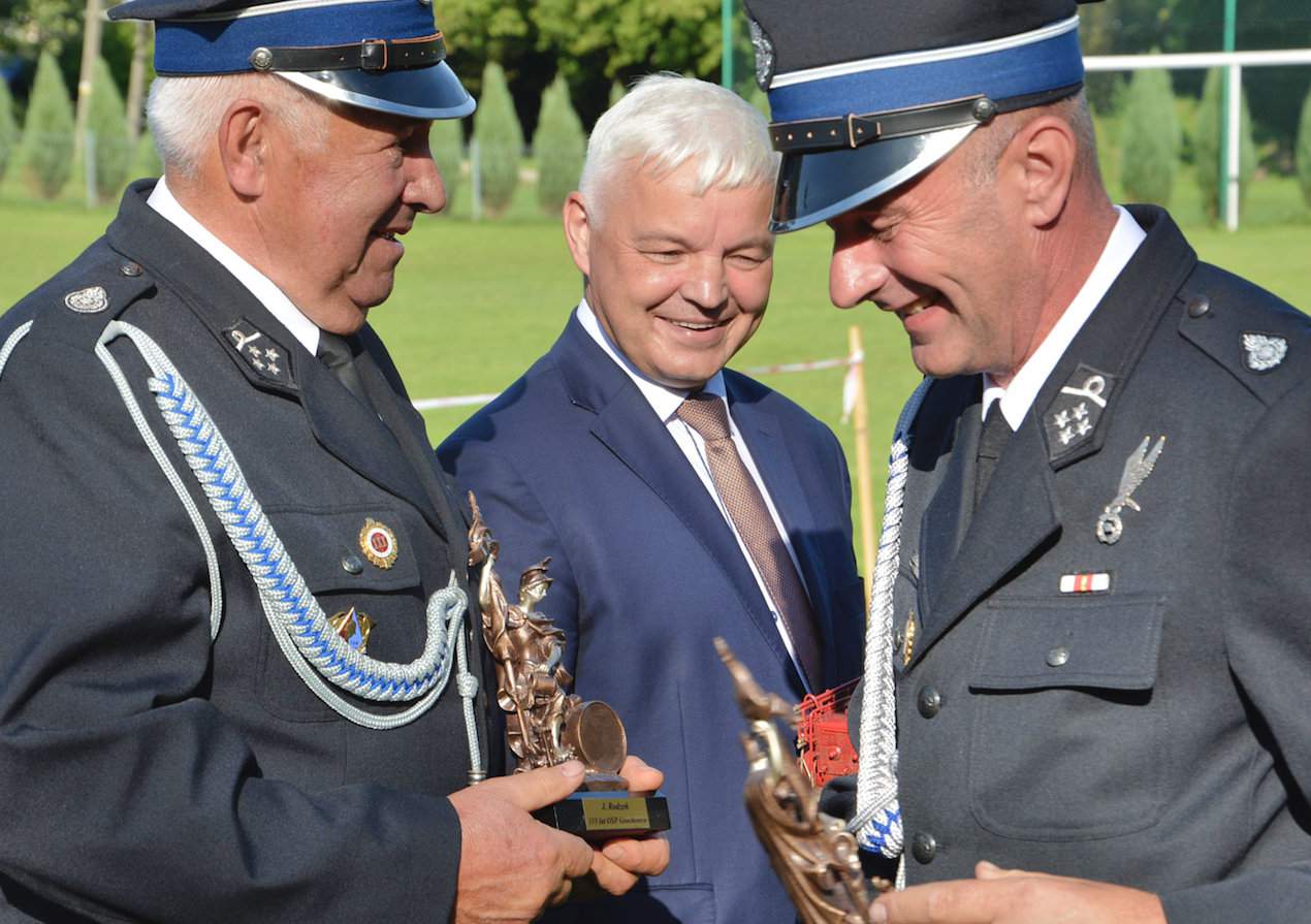 Od lewej: Józef Rodzeń, Andrzej Huk, wójt gminy Przemyśl i Waldemar Siwy, prezes OSP Grochowce