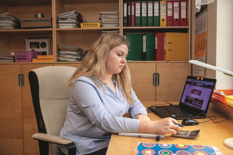 Julia jest zwolenniczką nowych technologii. Fermowe zapiski przelewa do komputera.