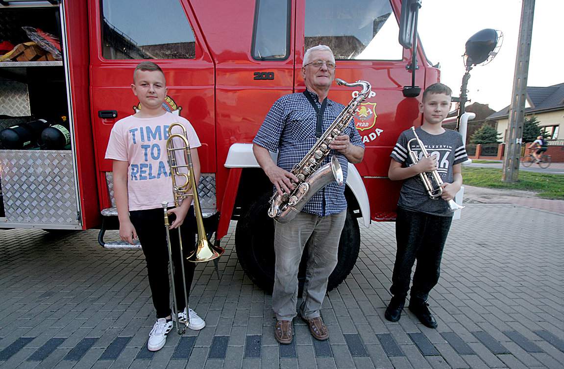 Od lewej: Szymon Pawlikowski, Andrzej Żerek – kapelmistrz, Szymon Kosior