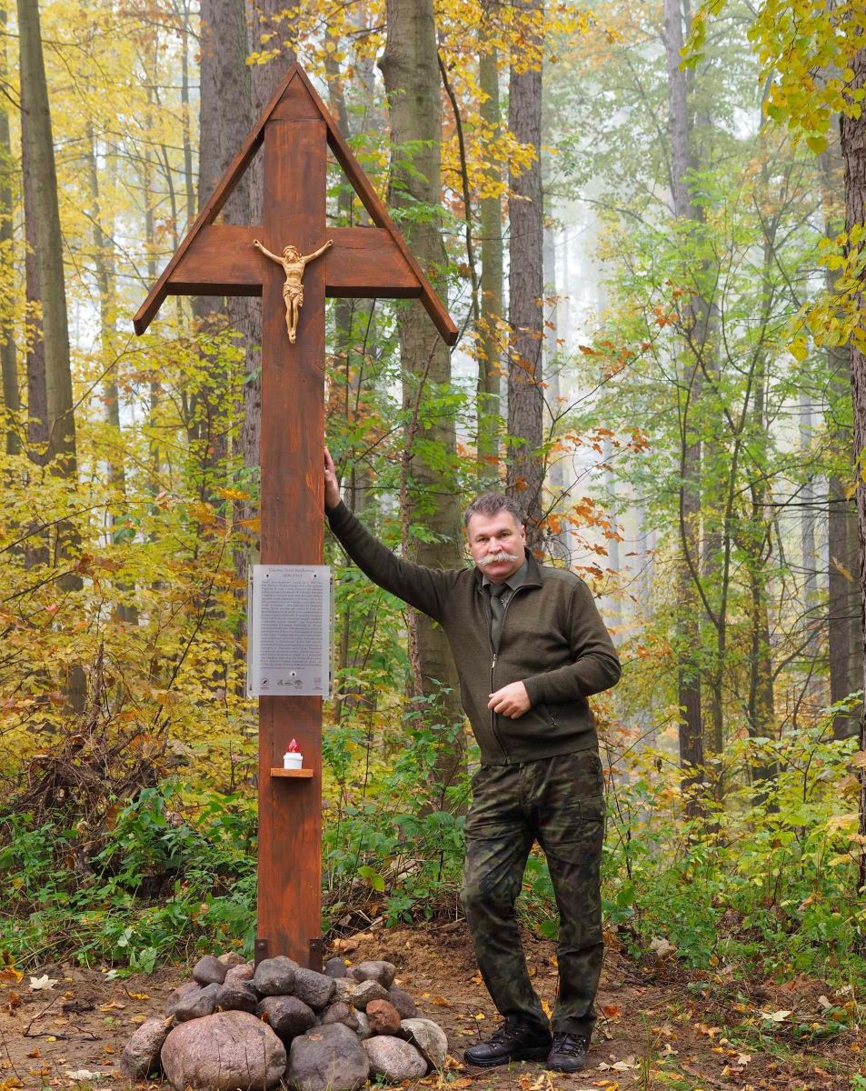 Piotr Wypych przy typowym krzyżu rzymskim w miejscu pamięci narodowej na terenie nieistniejącej gajówki Taraska w gminie Aleksandrów w Łódzkiem. W tym miejscu zginął legendarny gajowy Józef Kozłowski